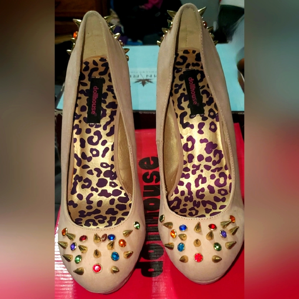 Dollhouse brand Gemini nude suede heels w/gold studs & colored emelishments 10